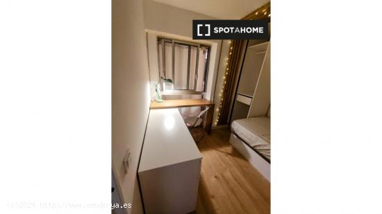 Habitación en piso compartido en barcelona. - BARCELONA