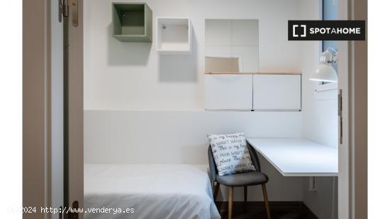 Alquiler de habitaciones para posgraduados y profesionales en piso de 4 habitaciones en Barcelona - 