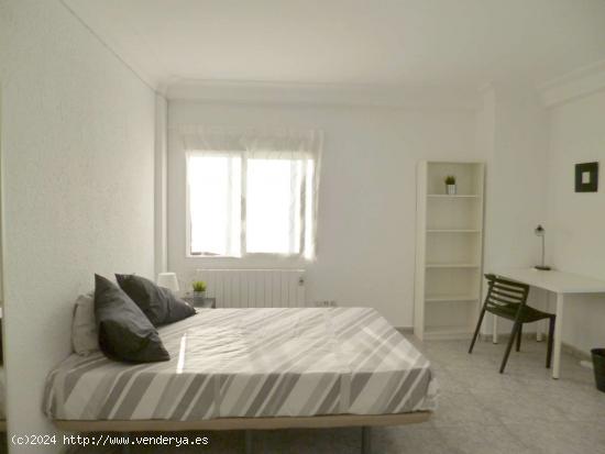 Habitación luminosa en piso compartido en La Magdalena, Zaragoza - ZARAGOZA