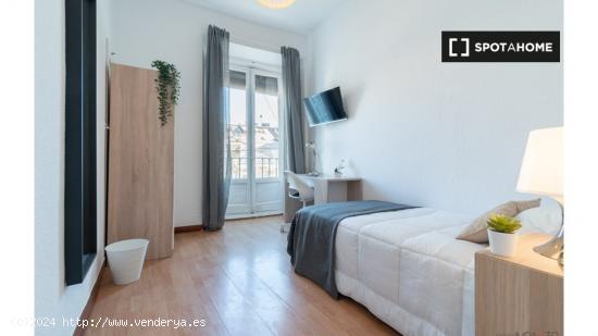 Alquiler de habitaciones en un apartamento de 5 habitaciones en Madrid - MADRID