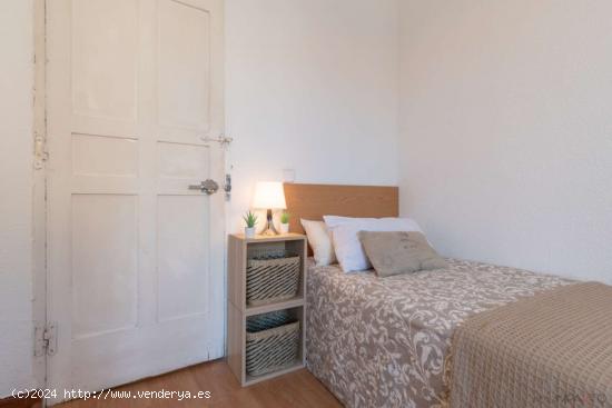  Alquiler de habitaciones en un apartamento de 5 habitaciones en Madrid - MADRID 