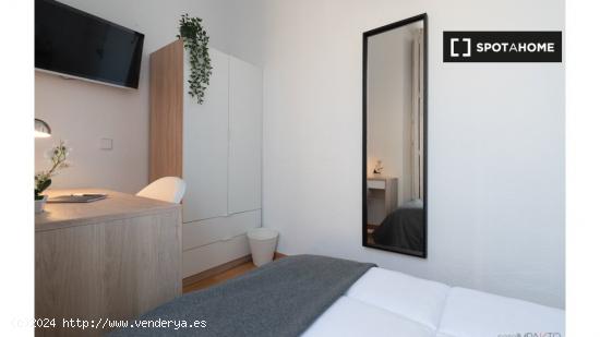 Alquiler de habitaciones en un apartamento de 5 habitaciones en Madrid - MADRID