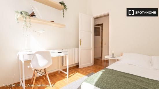 Se alquila habitación en piso de 6 habitaciones en Barcelona - BARCELONA