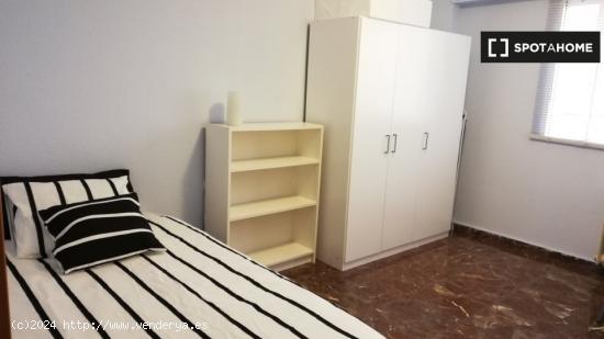 Alquiler de habitaciones en apartamento de 5 dormitorios en Parque De Roma - ZARAGOZA