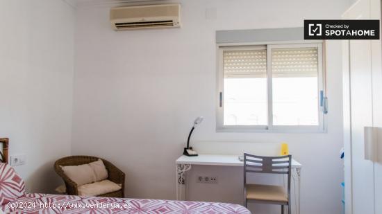 Habitación luminosa en apartamento de 5 dormitorios en Algirós - VALENCIA