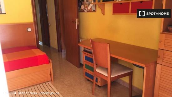 Se alquila habitación en piso de 2 habitaciones en Sant Joan Despí - BARCELONA