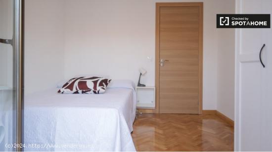 Alquiler de habitaciones en piso de 9 habitaciones en Numancia - MADRID