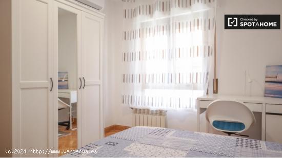 Alquiler de habitaciones en piso de 9 habitaciones en Numancia - MADRID