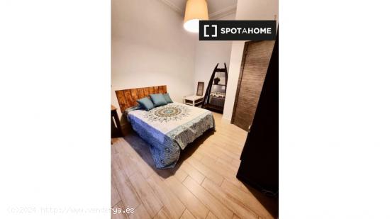 Se alquila habitación en piso de 4 dormitorios en Madrid - MADRID