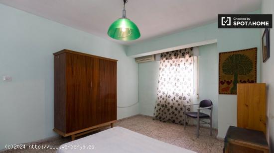 Amplia habitación en apartamento de 3 dormitorios en San Francisco Javier - GRANADA