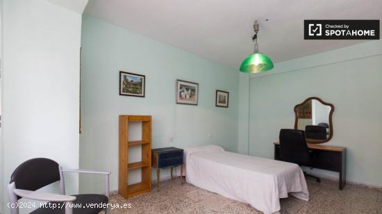 Amplia habitación en apartamento de 3 dormitorios en San Francisco Javier - GRANADA