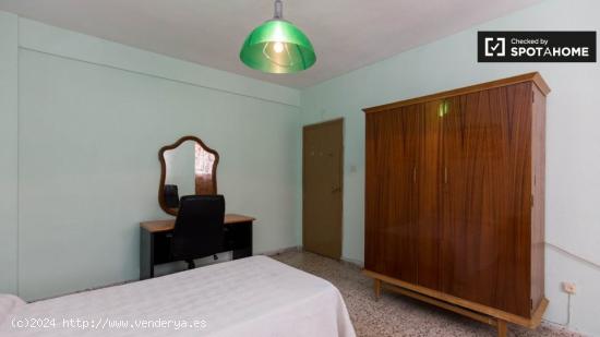 Amplia habitación en apartamento de 3 dormitorios en San Francisco Javier - GRANADA