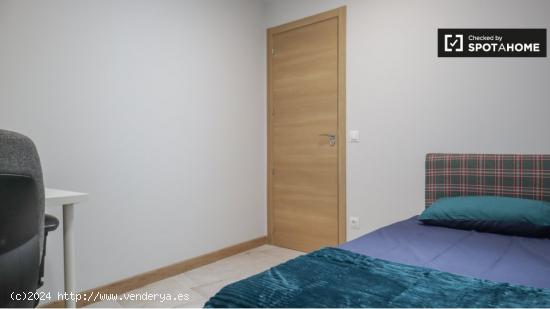 Se alquila habitación en piso de 2 dormitorios en Madrid centro. - MADRID