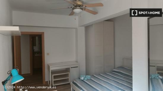 Alquiler de habitaciones en piso de 3 dormitorios en Almería - ALMERIA