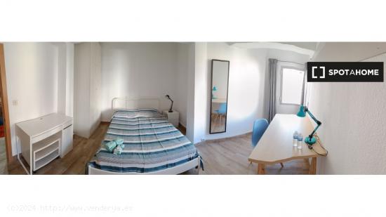 Alquiler de habitaciones en piso de 3 dormitorios en Almería - ALMERIA