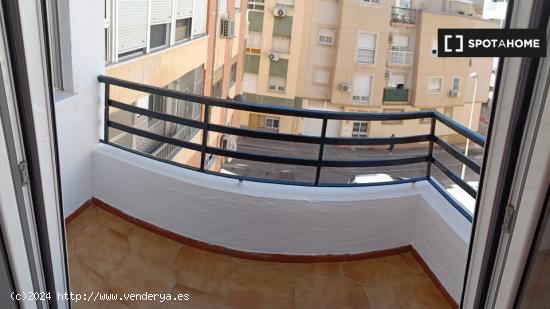 Alquiler de habitaciones en piso de 3 dormitorios en Almería - ALMERIA