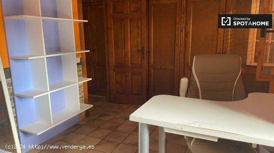 Se alquila habitación en casa de 2 dormitorios en La Canyada, Valencia - VALENCIA