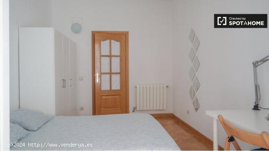 Alquiler de habitaciones en piso de 5 dormitorios en Tirso De Molina - MADRID