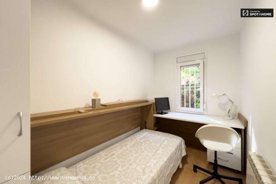 Se alquila habitación en apartamento de 3 dormitorios en Barcelona - BARCELONA