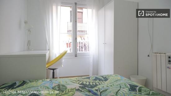 Se alquila habitación en piso de 5 habitaciones en Madrid - MADRID