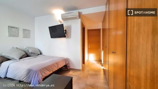 ¡Habitación en alquiler en moderno apartamento de 2 dormitorios en Madrid! - MADRID