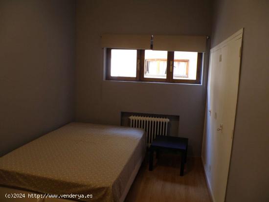  Habitación ideal para alumnas en piso de 3 dormitorios en Atocha - MADRID 