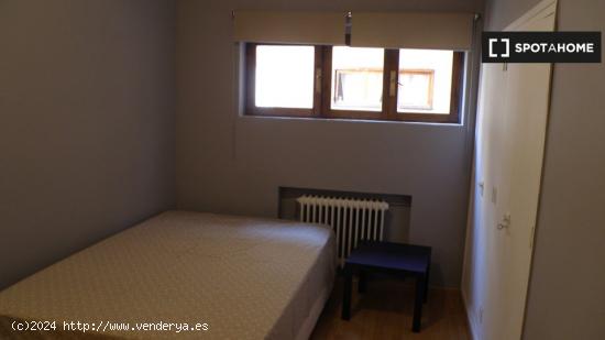 Habitación ideal para alumnas en piso de 3 dormitorios en Atocha - MADRID