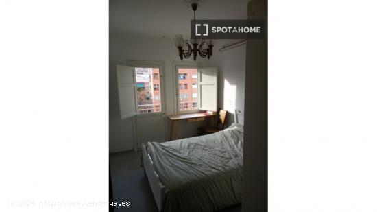 Se alquila habitación en piso de 3 dormitorios en valencia. - VALENCIA