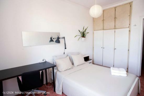 Se alquila habitación - solo para hombres - en piso de 3 habitaciones en Sant Antoni, Barcelona - B