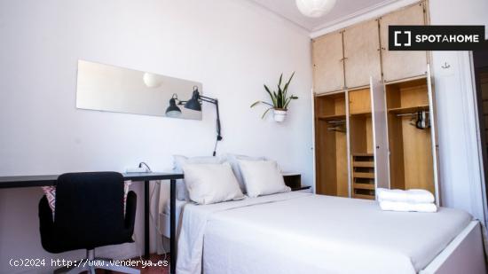 Se alquila habitación - solo para hombres - en piso de 3 habitaciones en Sant Antoni, Barcelona - B