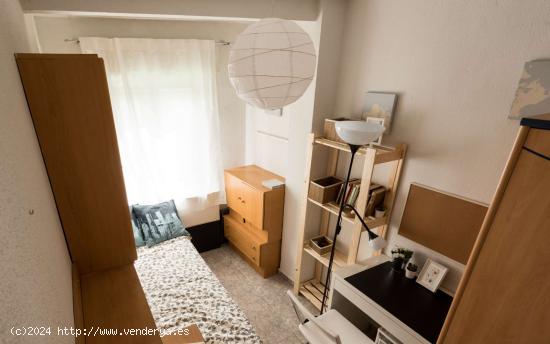  Se alquilan habitaciones en un apartamento de 4 dormitorios en Getafe - MADRID 