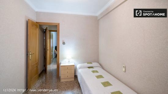 Se alquila habitación en piso de 2 dormitorios en Valencia - VALENCIA