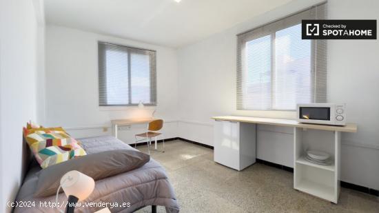 Se alquila habitación en piso de 4 dormitorios en Barcelona - BARCELONA