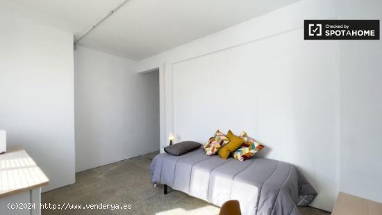 Se alquila habitación en piso de 4 dormitorios en Barcelona - BARCELONA