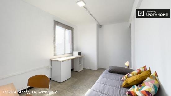 Se alquila habitación en piso de 4 dormitorios en Barcelona - BARCELONA