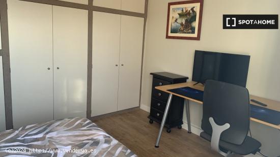 Se alquila habitación en piso compartido de 3 habitaciones en Madrid - MADRID