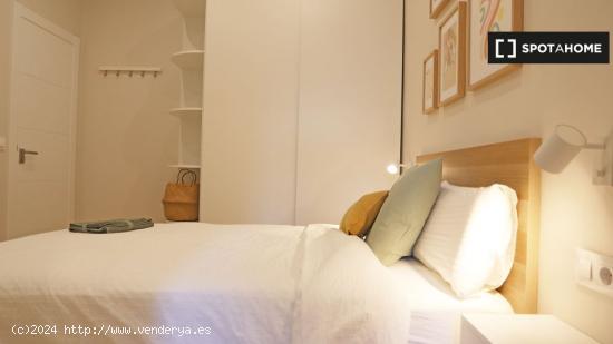 Se alquila habitación en piso compartido de 2 habitaciones en Barcelona - BARCELONA