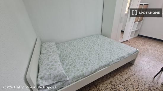 Se alquila habitación en apartamento de 4 dormitorios en Delicias - ZARAGOZA