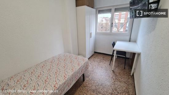 Se alquila habitación en apartamento de 4 dormitorios en Delicias - ZARAGOZA