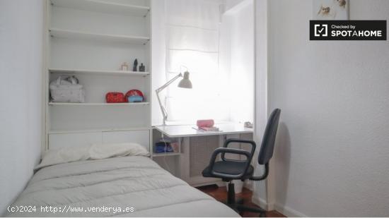 Se alquila habitación en piso de 4 habitaciones en Fontarrón, Madrid - MADRID