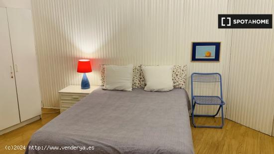 Se alquila habitación en piso de 2 dormitorios en Ríos Rosas - MADRID