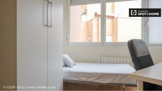 Se alquila habitación en piso de 2 dormitorios en Opañel, Madrid - MADRID