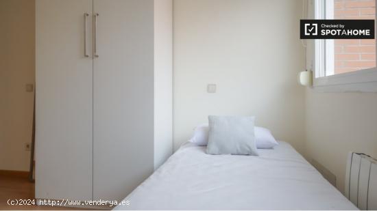 Se alquila habitación en piso de 2 dormitorios en Opañel, Madrid - MADRID