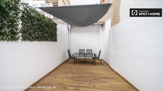 Acogedor piso de 1 dormitorio con acceso a parking y terraza privada en alquiler en el centro de Val