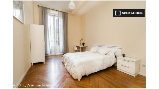 ¡Habitaciones en alquiler en un piso de 10 habitaciones en Madrid! - MADRID