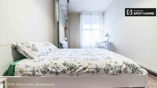 Gran habitación con cómoda en un apartamento de 9 dormitorios, Eixample - VALENCIA