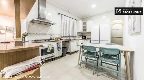 Gran habitación con cómoda en un apartamento de 9 dormitorios, Eixample - VALENCIA