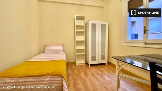Se alquila habitación en piso de 5 dormitorios en Ríos Rosas, Madrid - MADRID
