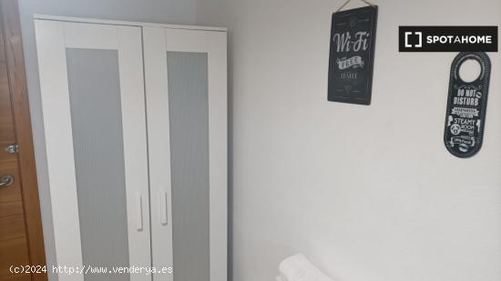 Habitaciones para alquilar en apartamento de 3 dormitorios en Carabanchel - MADRID