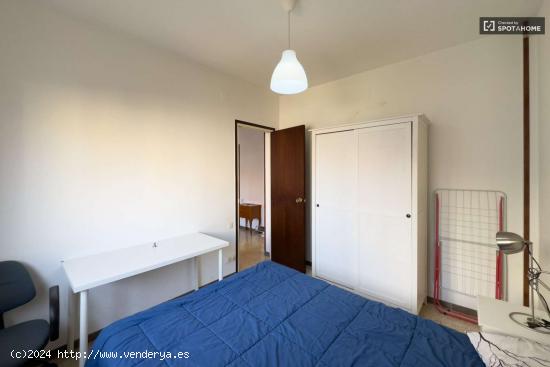  Se alquilan habitaciones en un apartamento de 3 dormitorios en Les Corts - BARCELONA 